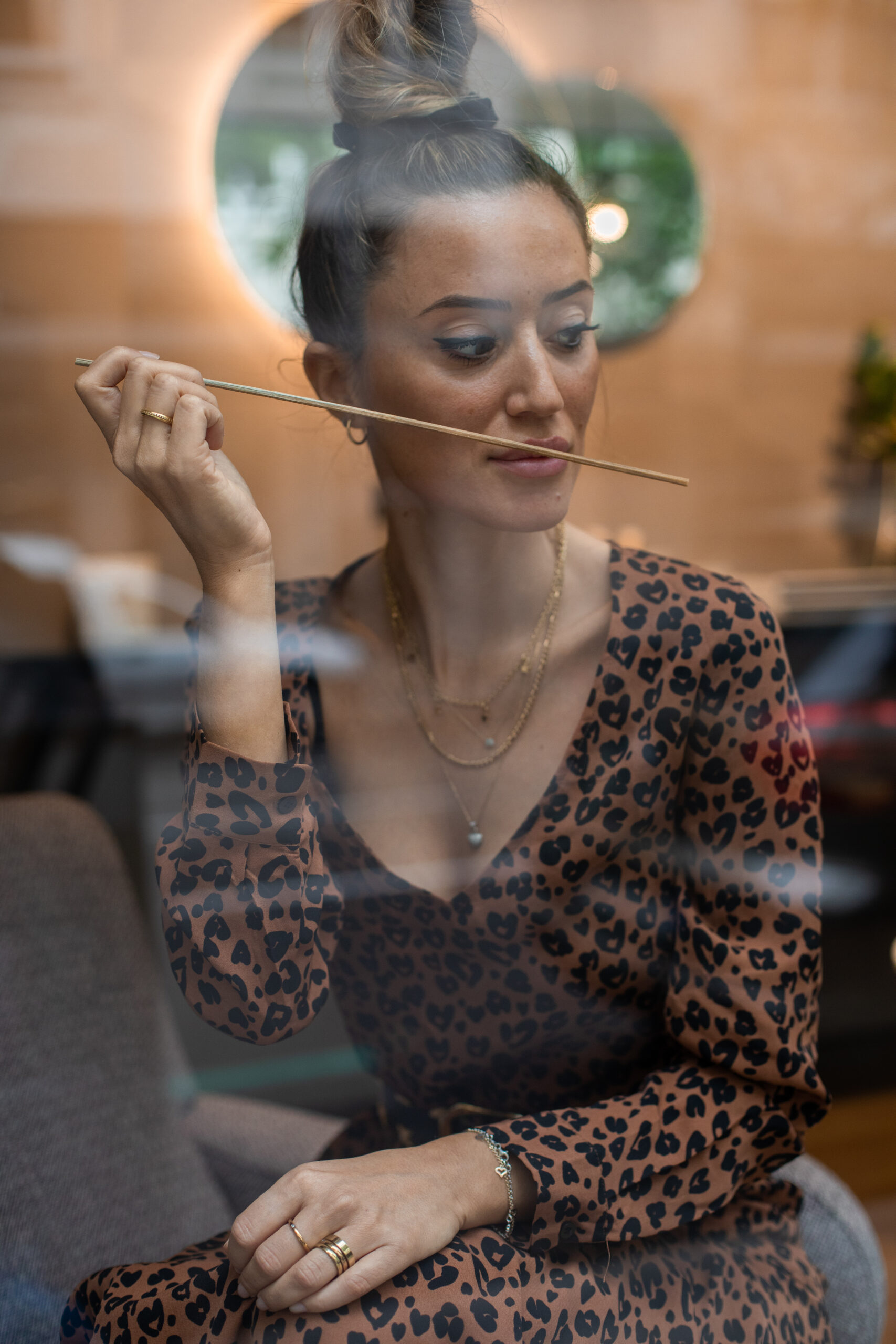 mujer oliendo un perfume