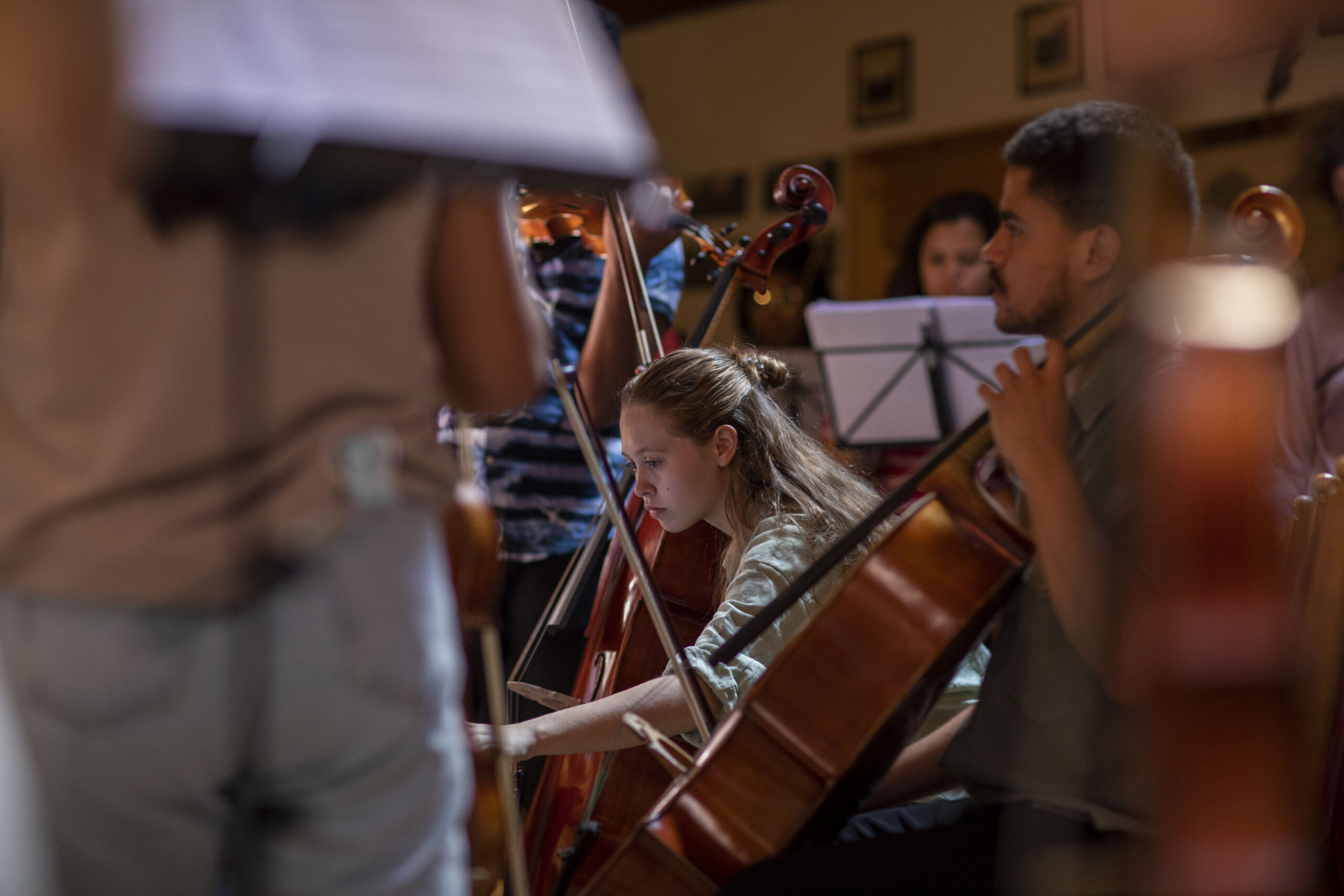 gente tocando instrumentos