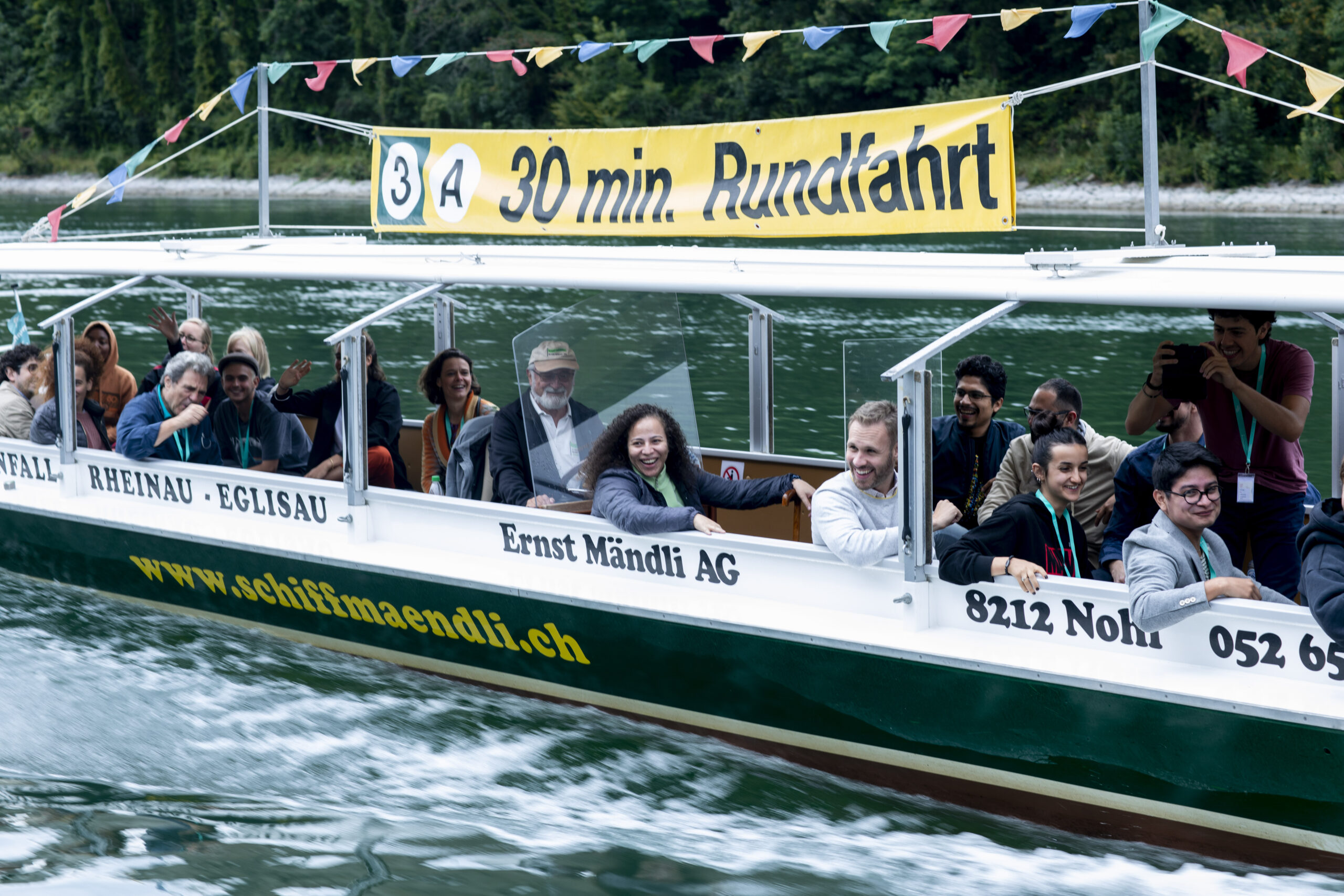 gente en un barco