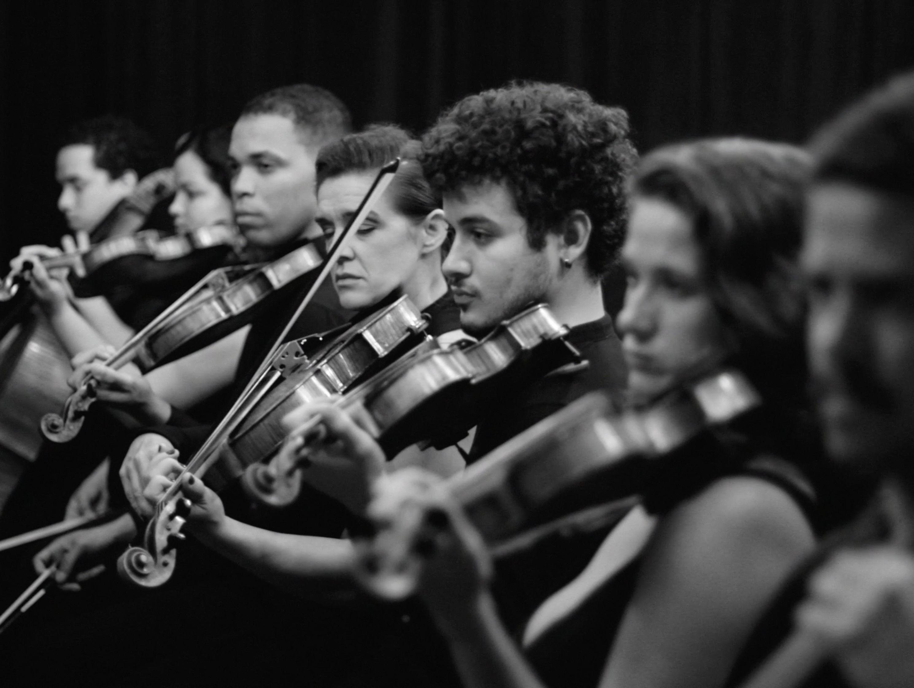 gente tocando instrumento