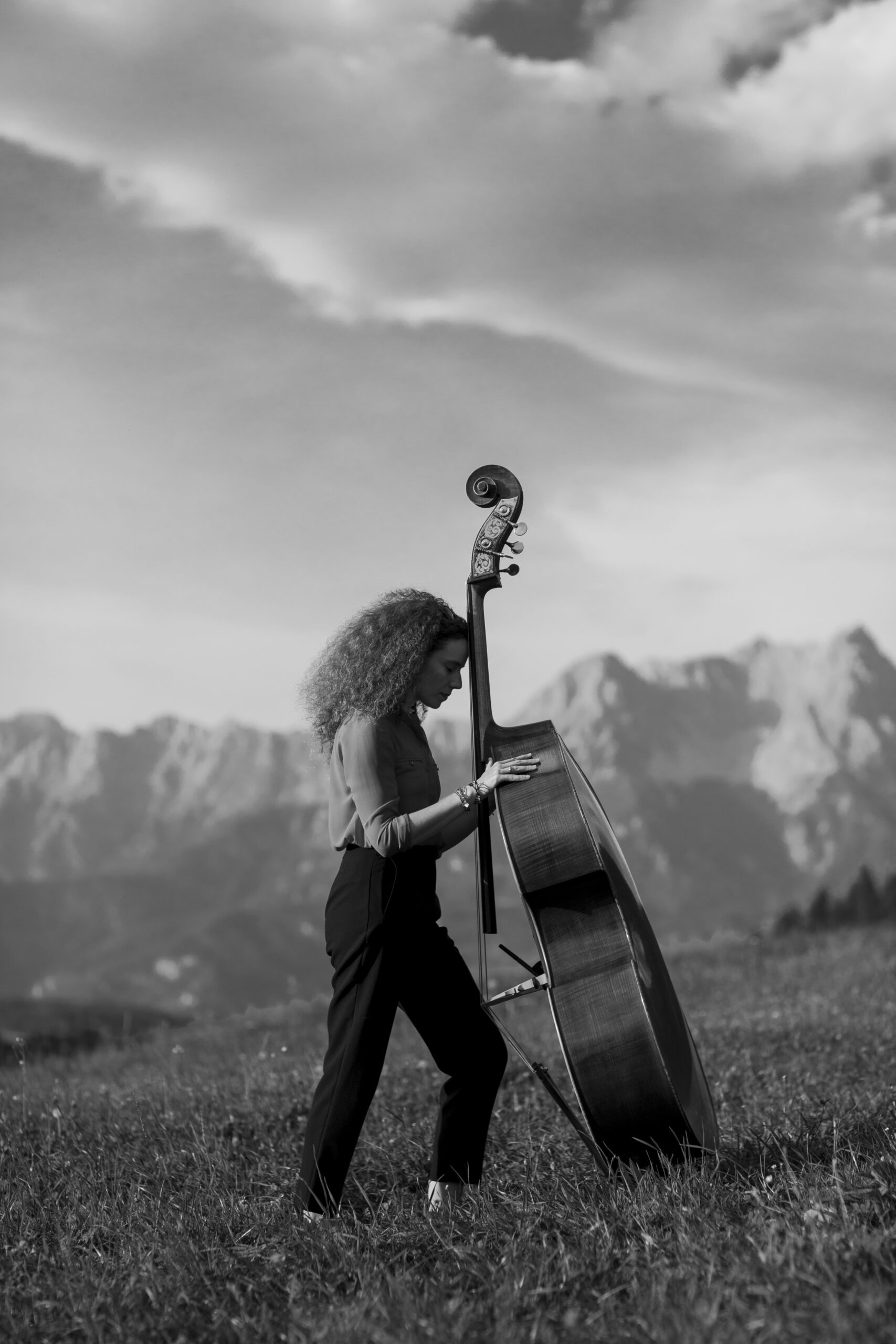 mujer en el campo con instrumento grande