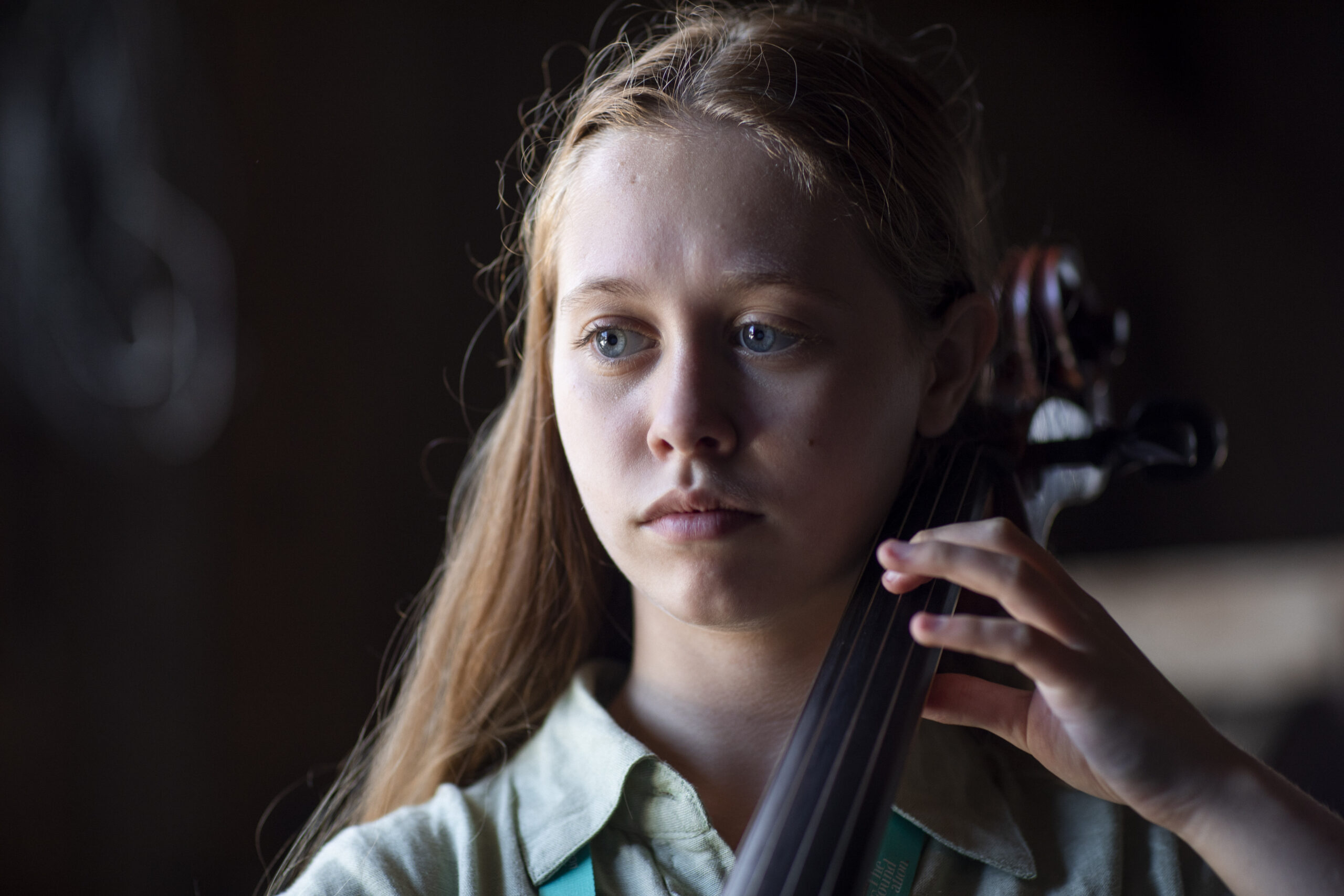 niña tocando un instrumento