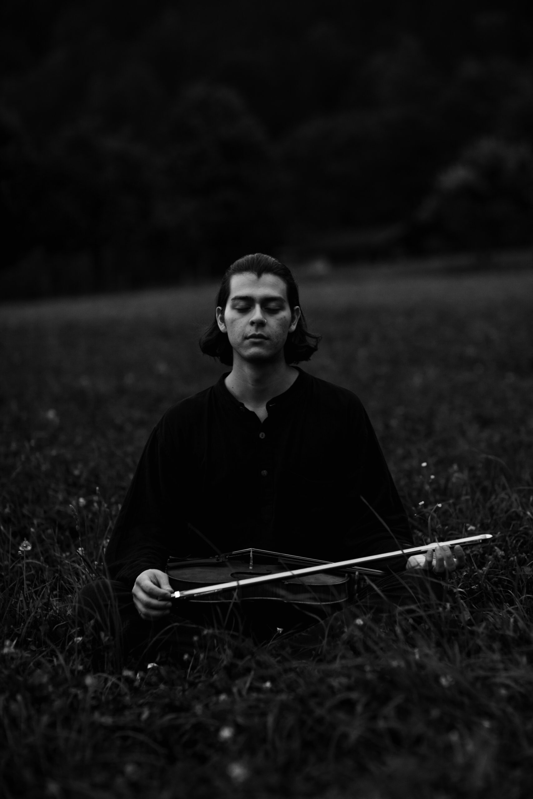 hombre en el suelo meditando con violín