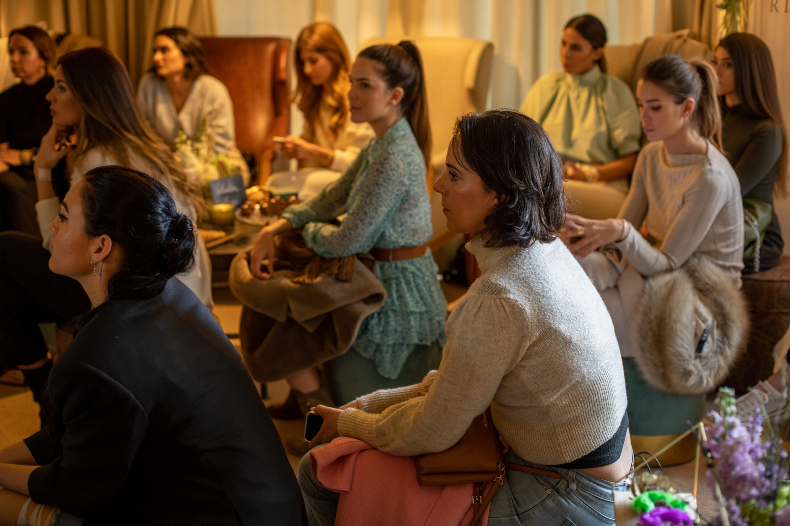 chicas sentadas reunidas