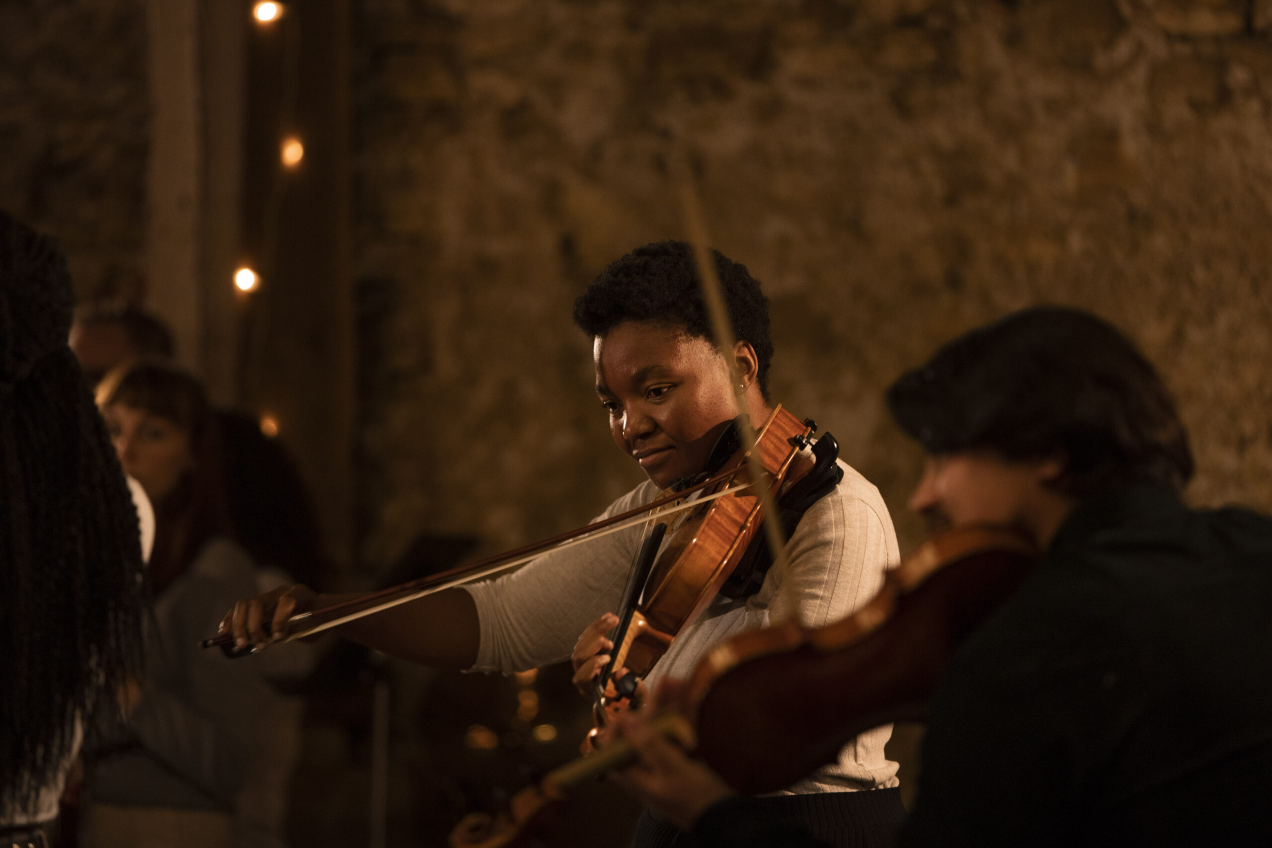 mujer tocando el violín