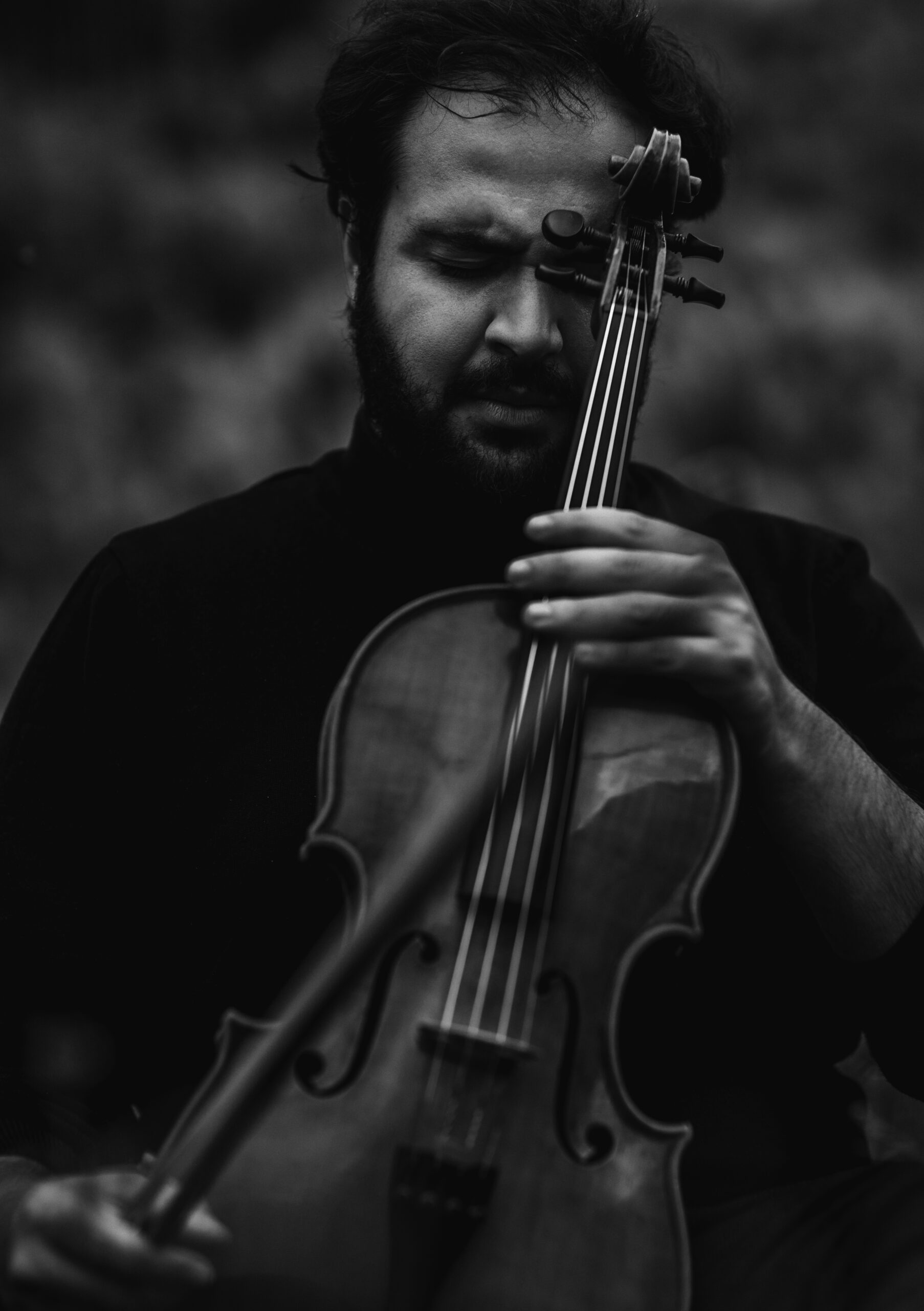 hombre tocando el violín