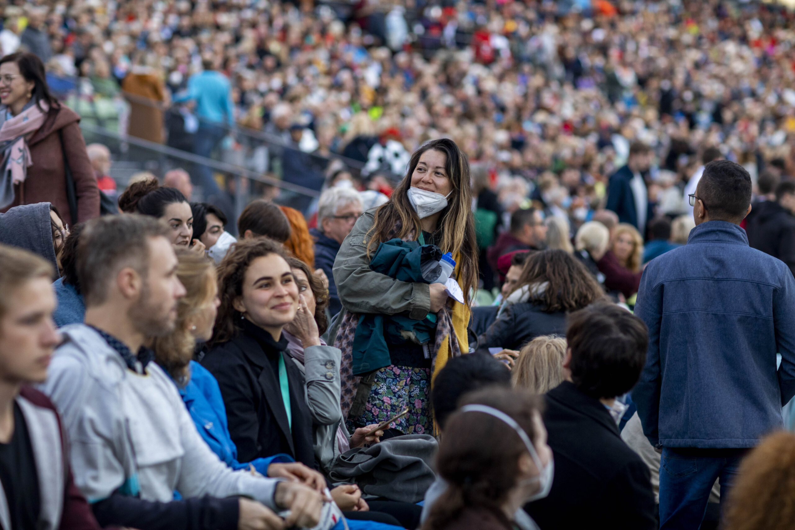 mujer de pie en un estadio con gente