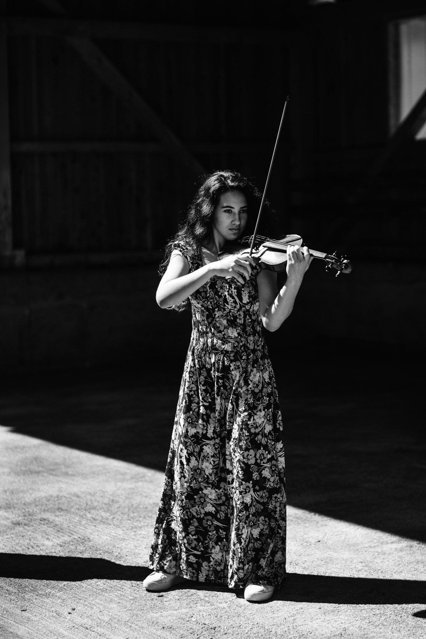 mujer con un violín