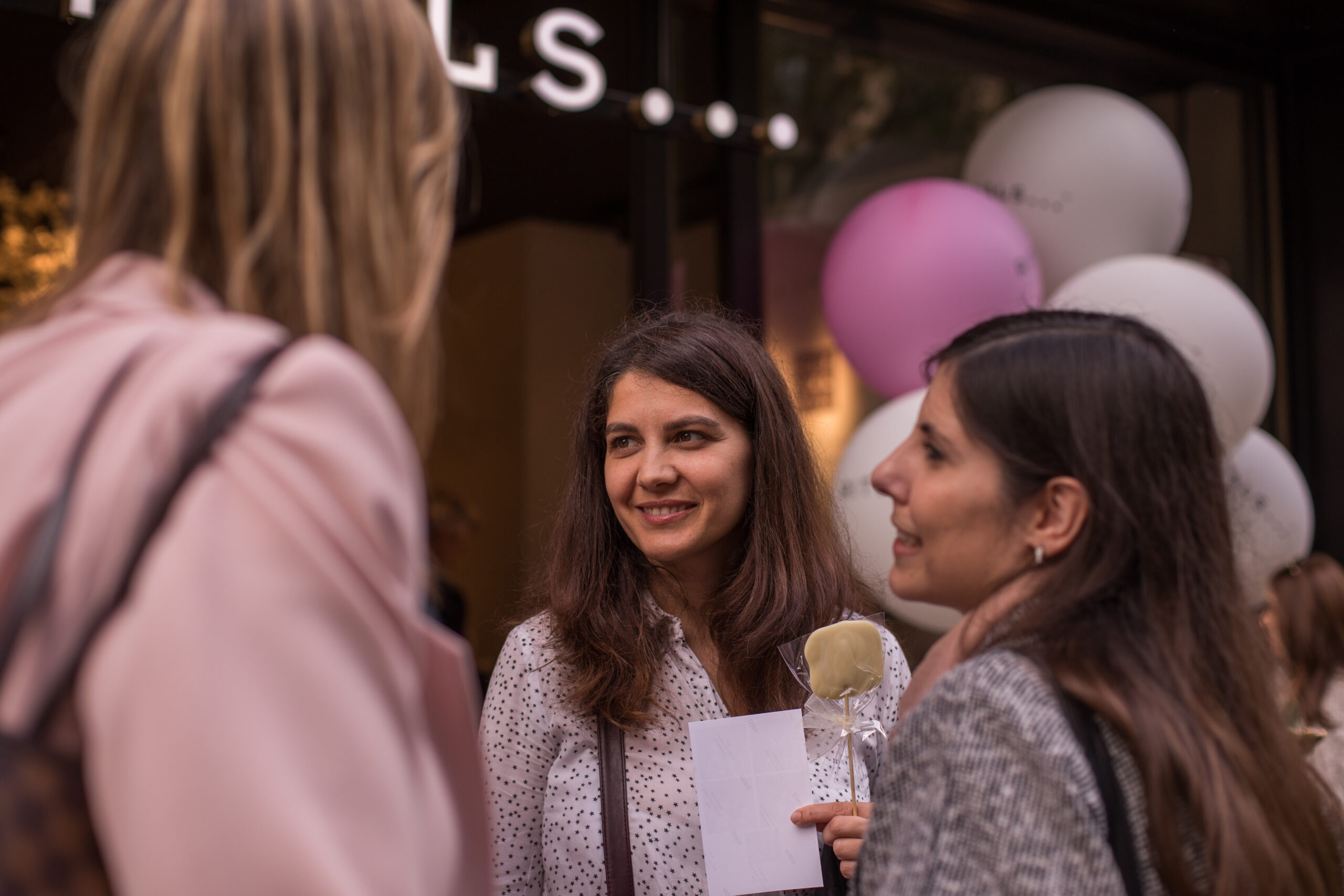 mujeres hablando en tienda rituals