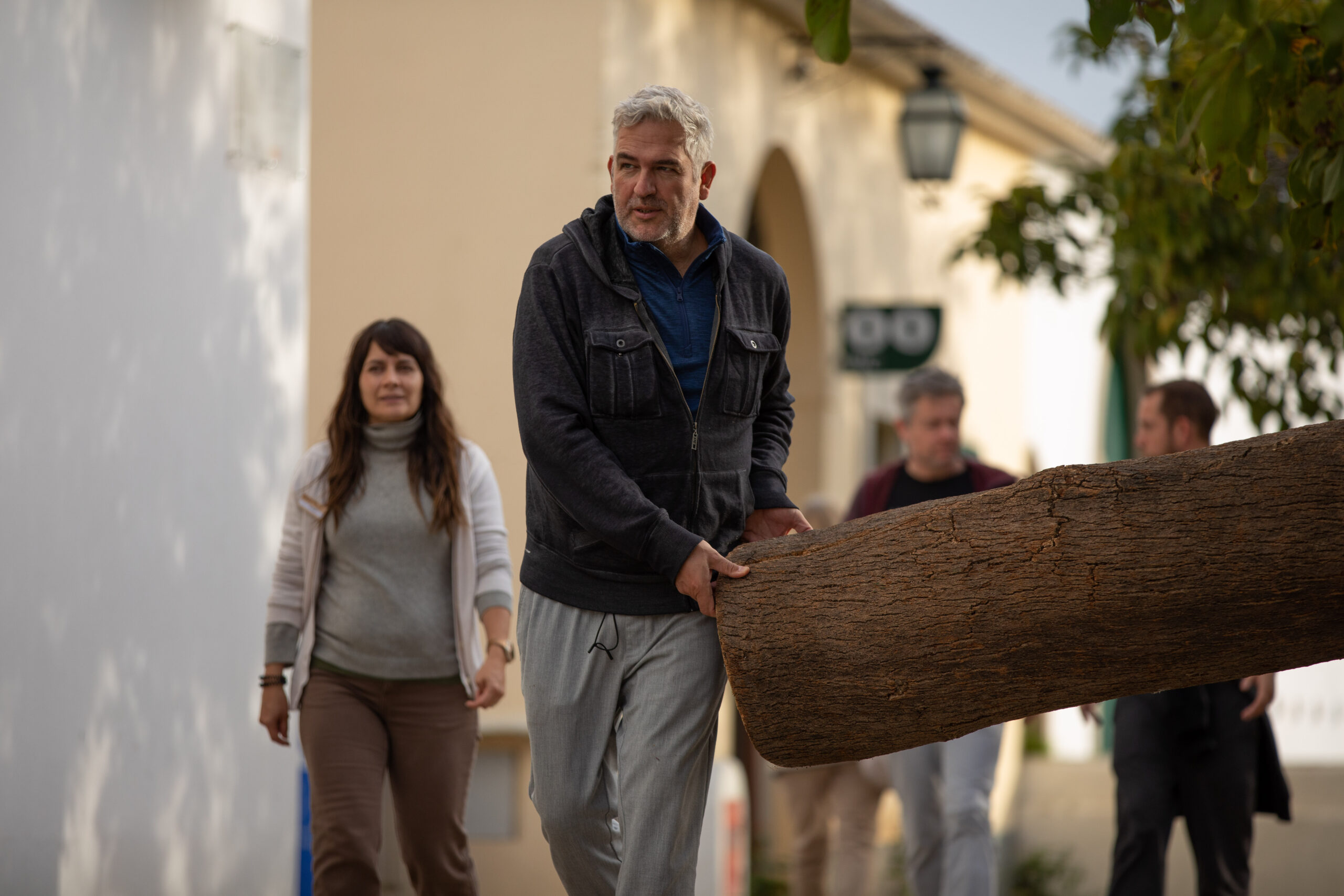 gente cogiendo un árbol