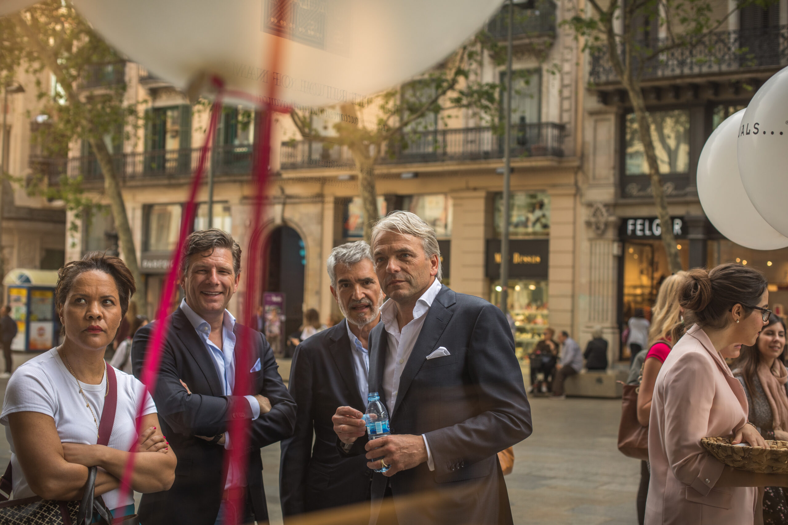 gente viendo un escaparate