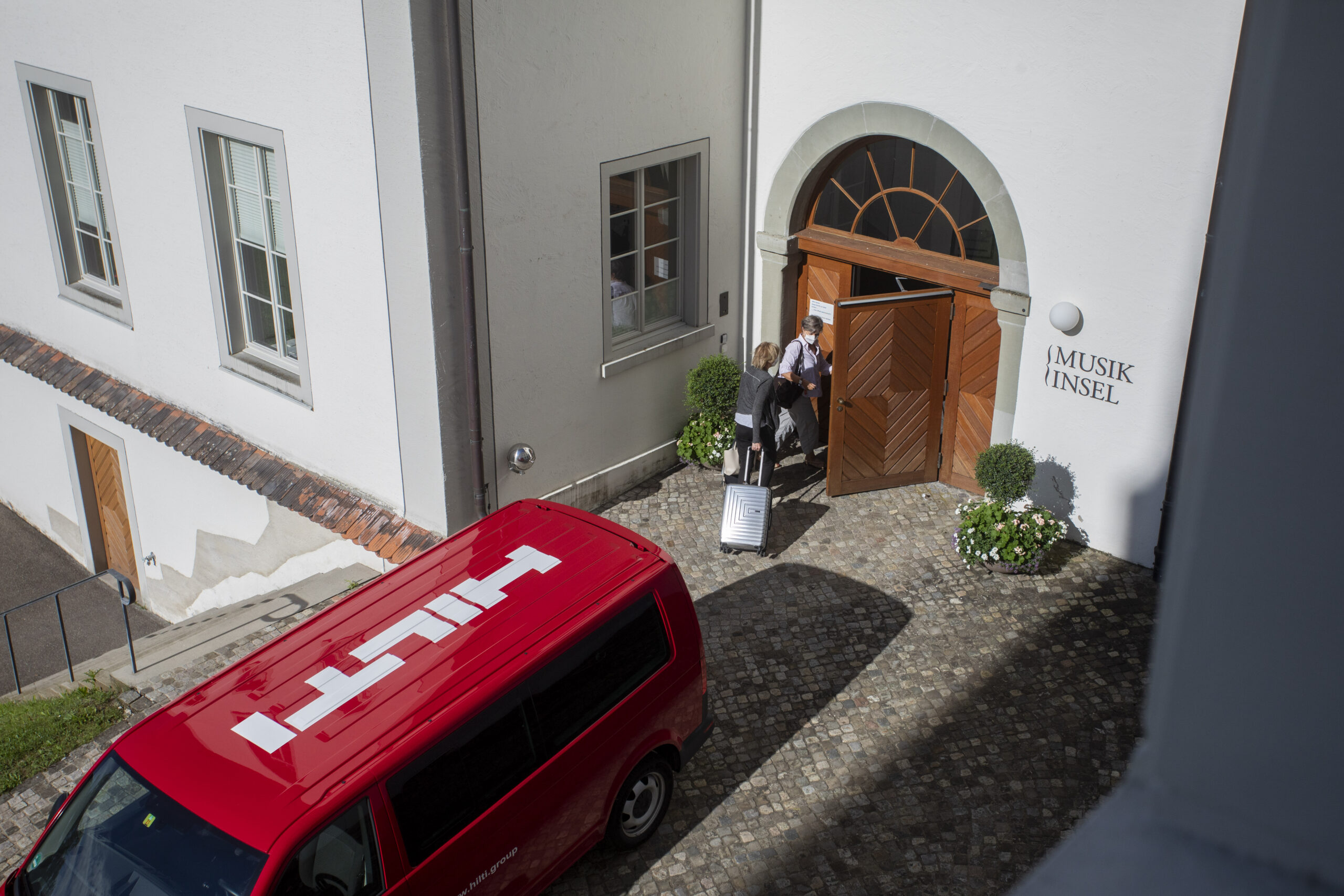 furgoneta roja delante de una casa