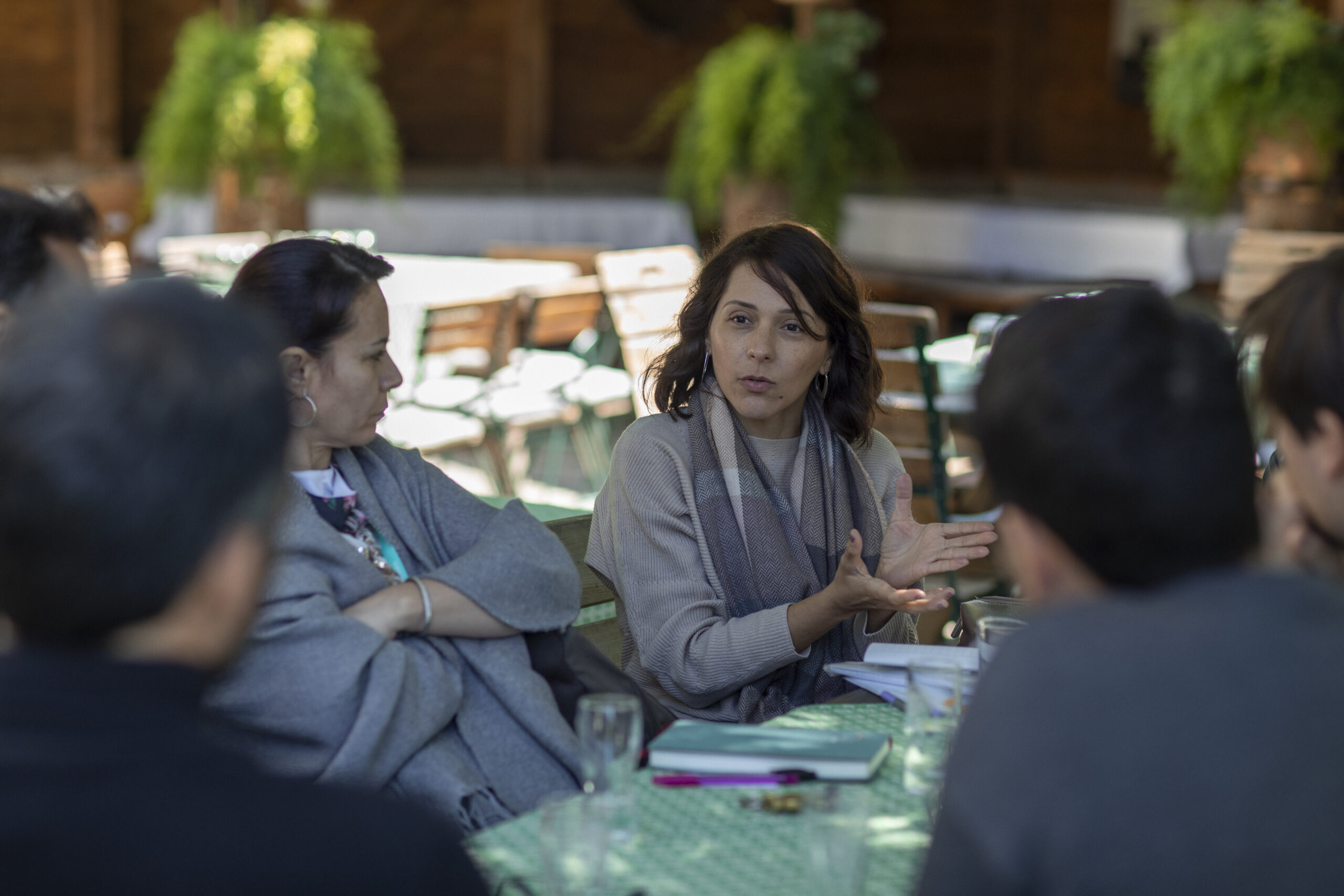 gente hablando en una mesa