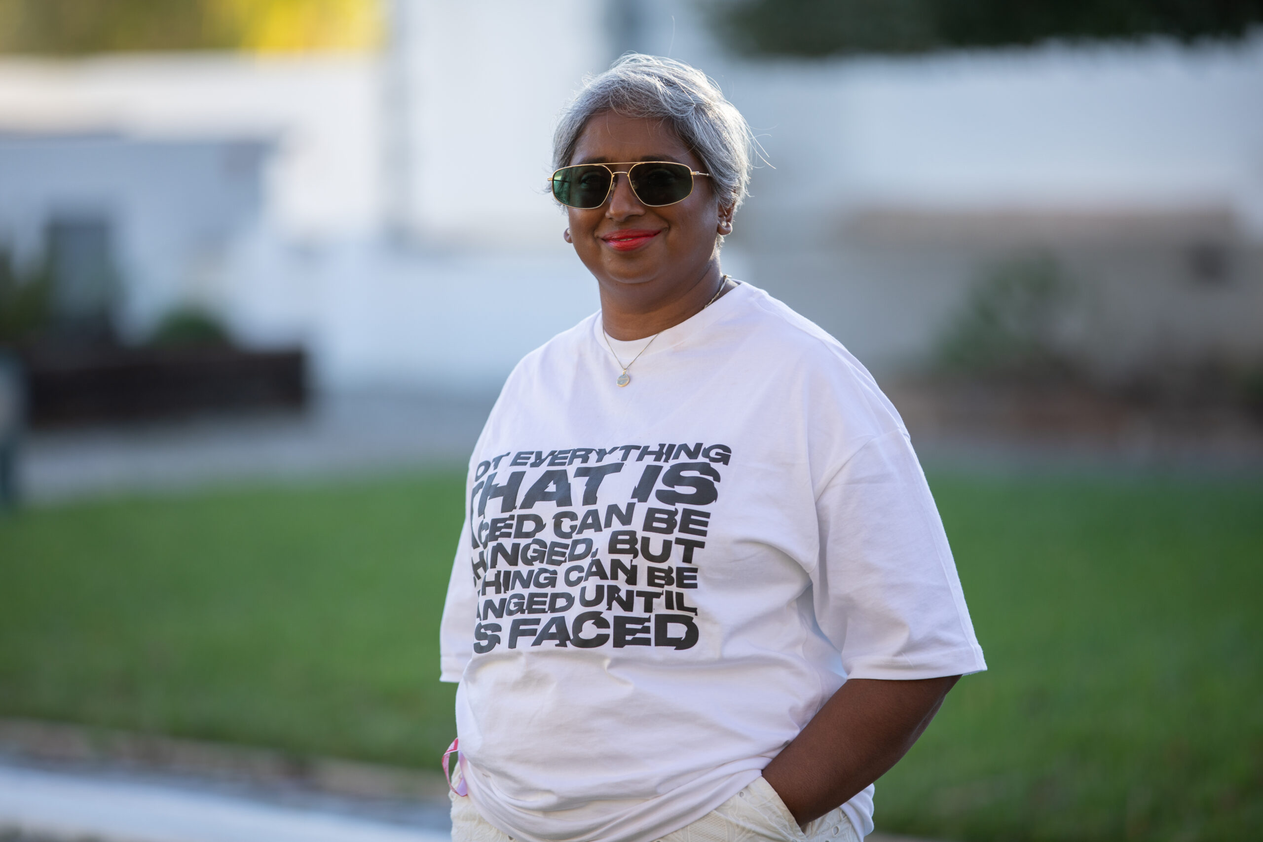 mujer con gafas del sol