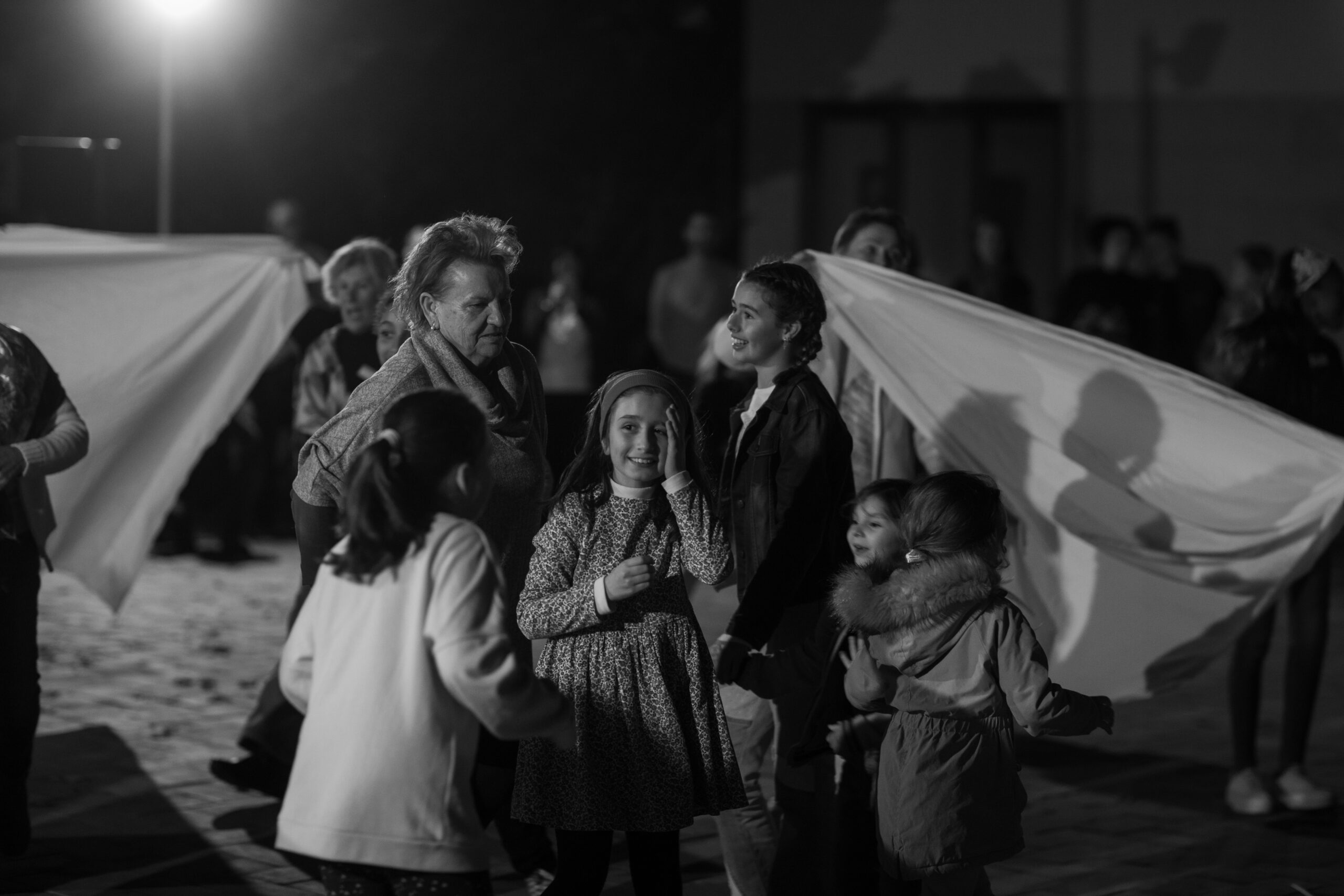 niños con una persona mayor