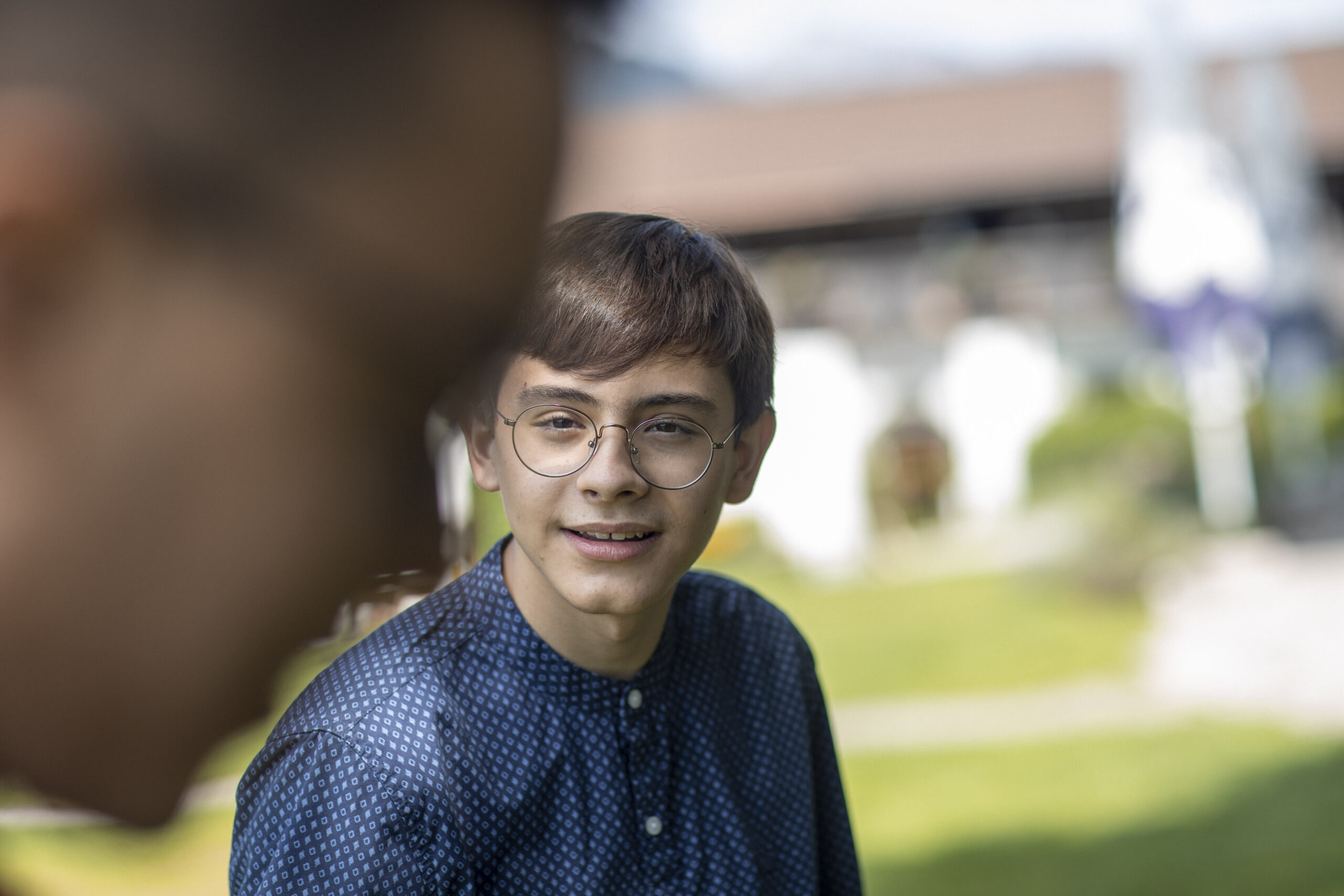 niño con gafas