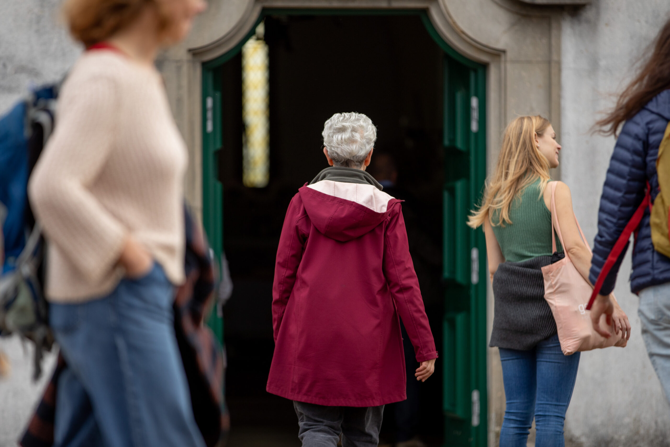 mujer entrando por una puerta