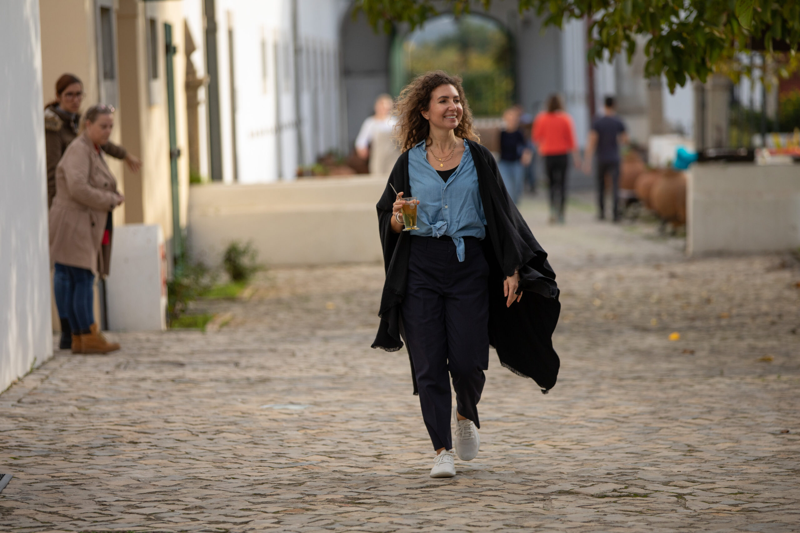 mujer con un té en la mano