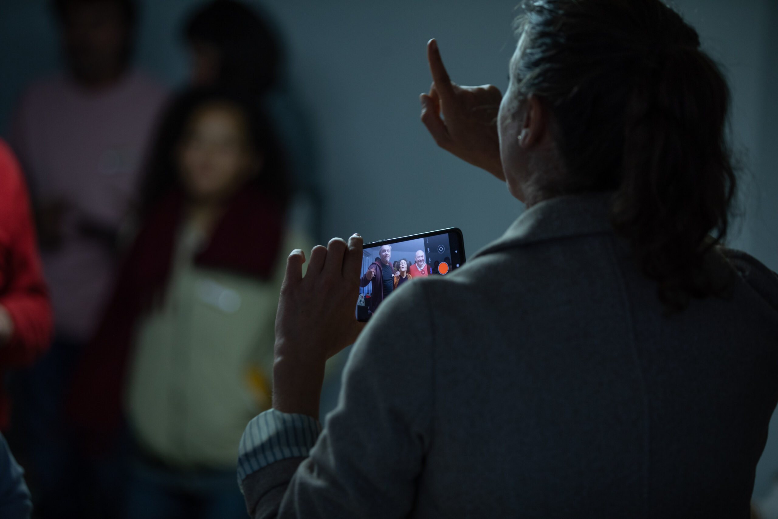 mujer haciendo fotos